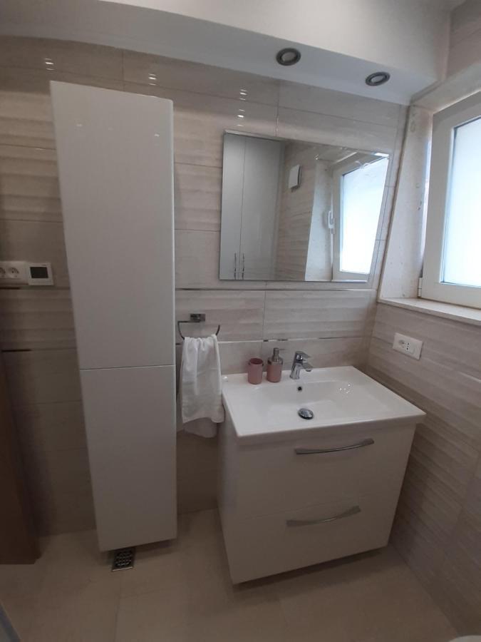 Apartment Lucky With Jacuzzi Trogir Exterior photo