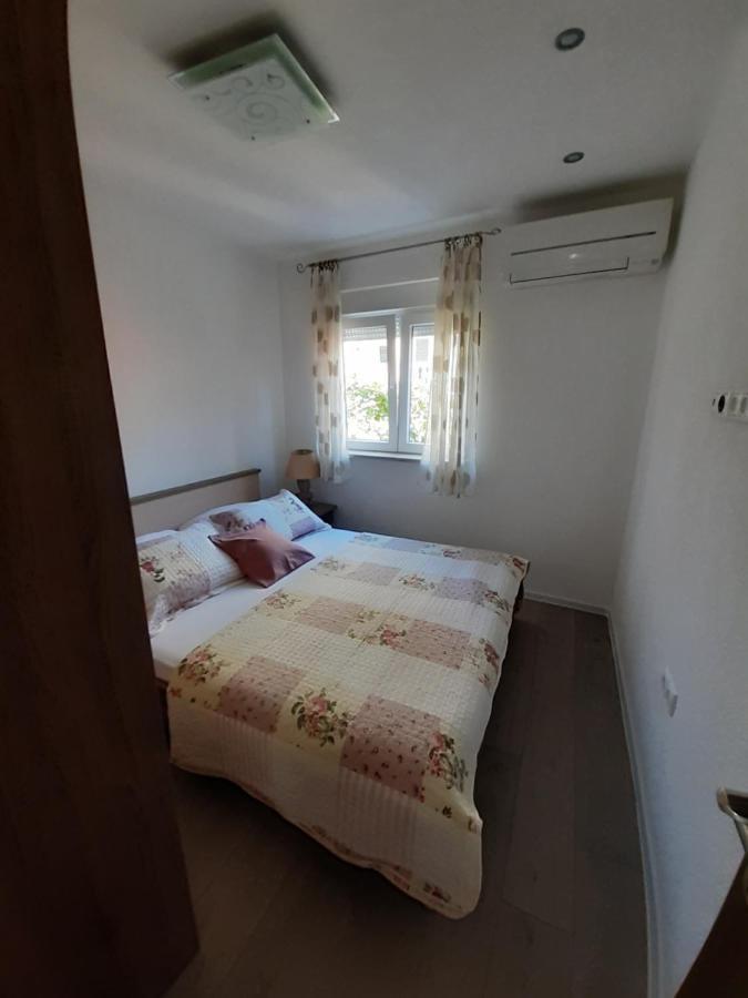 Apartment Lucky With Jacuzzi Trogir Exterior photo