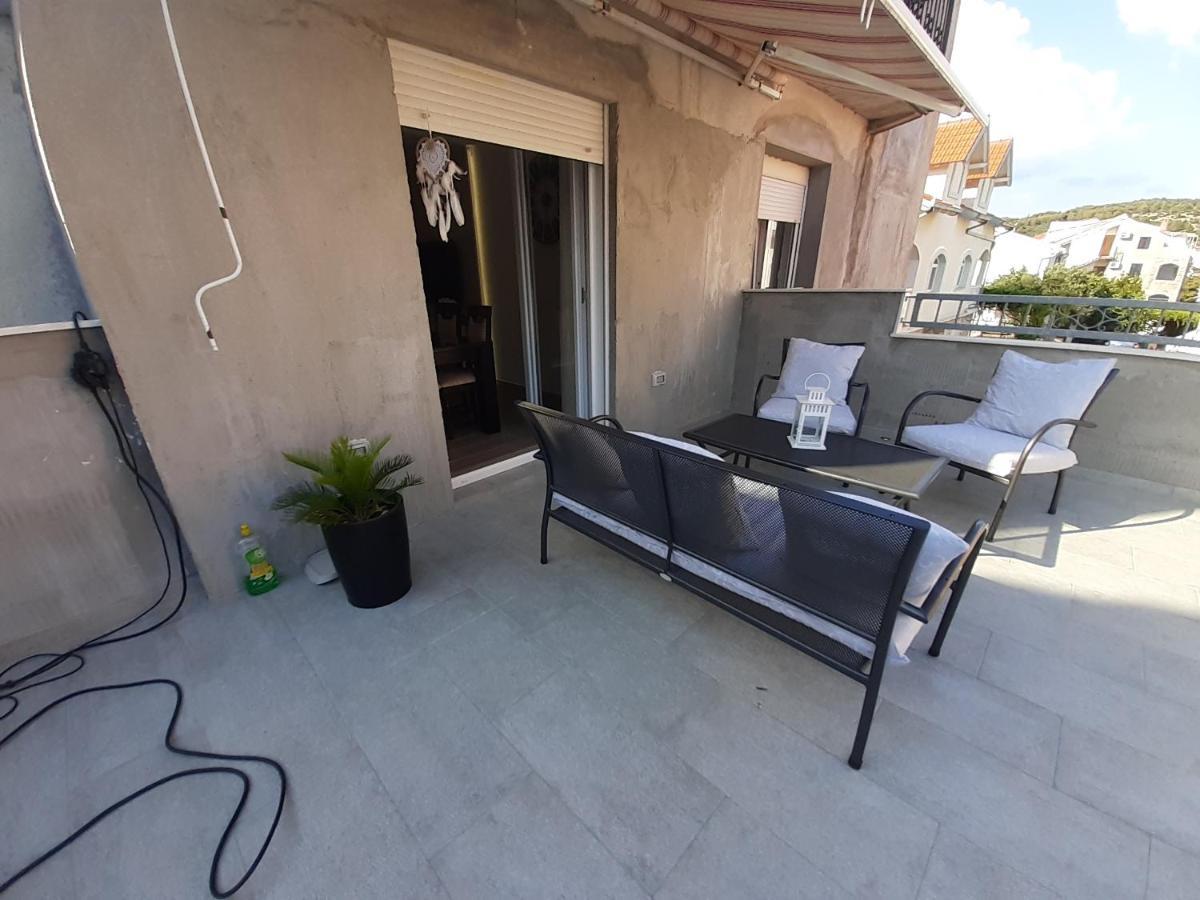 Apartment Lucky With Jacuzzi Trogir Exterior photo