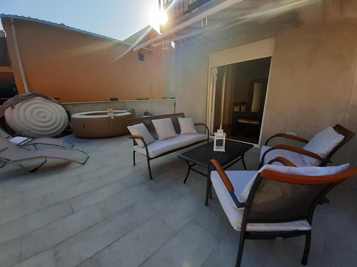 Apartment Lucky With Jacuzzi Trogir Exterior photo