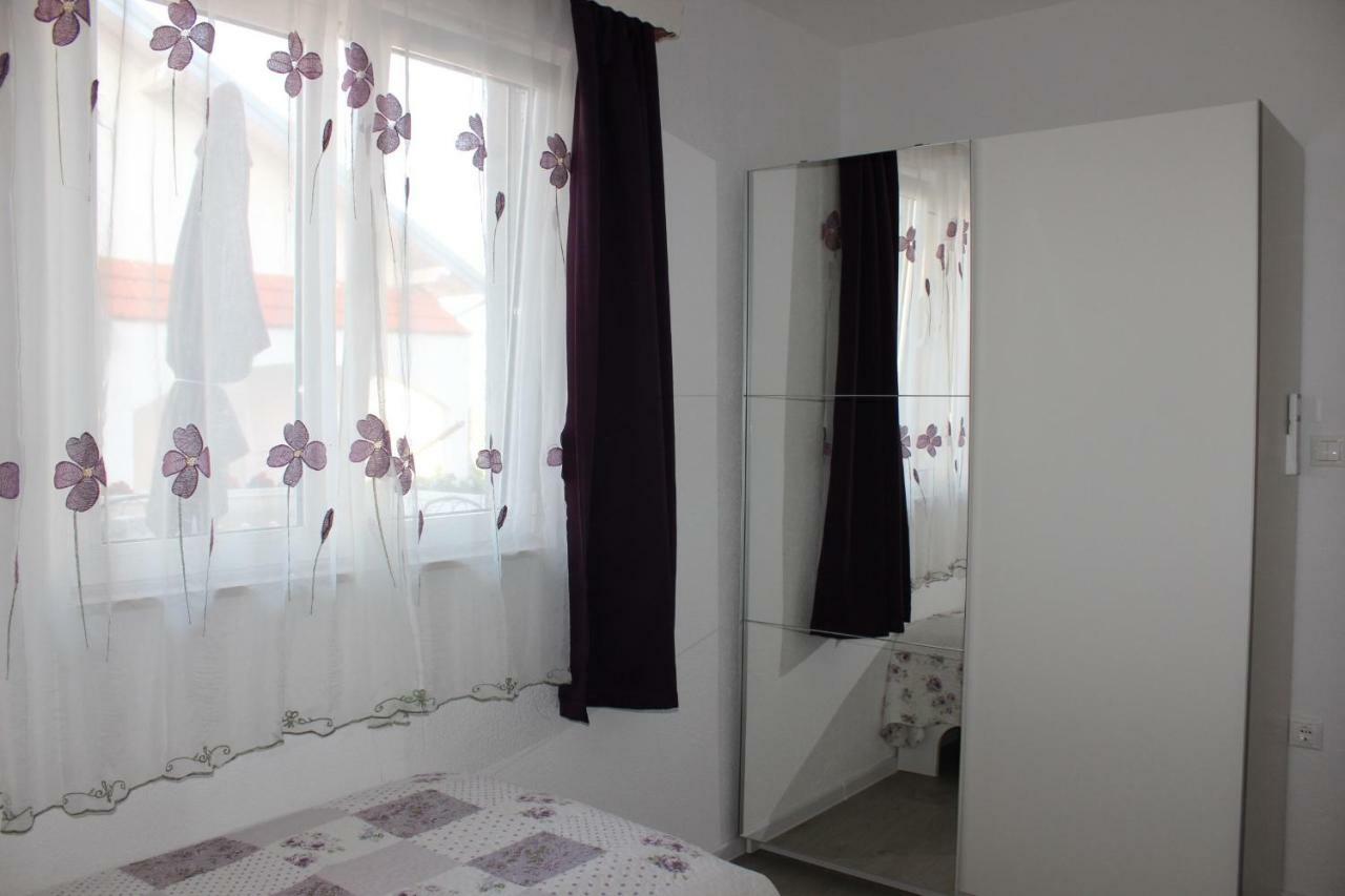 Apartment Lucky With Jacuzzi Trogir Exterior photo