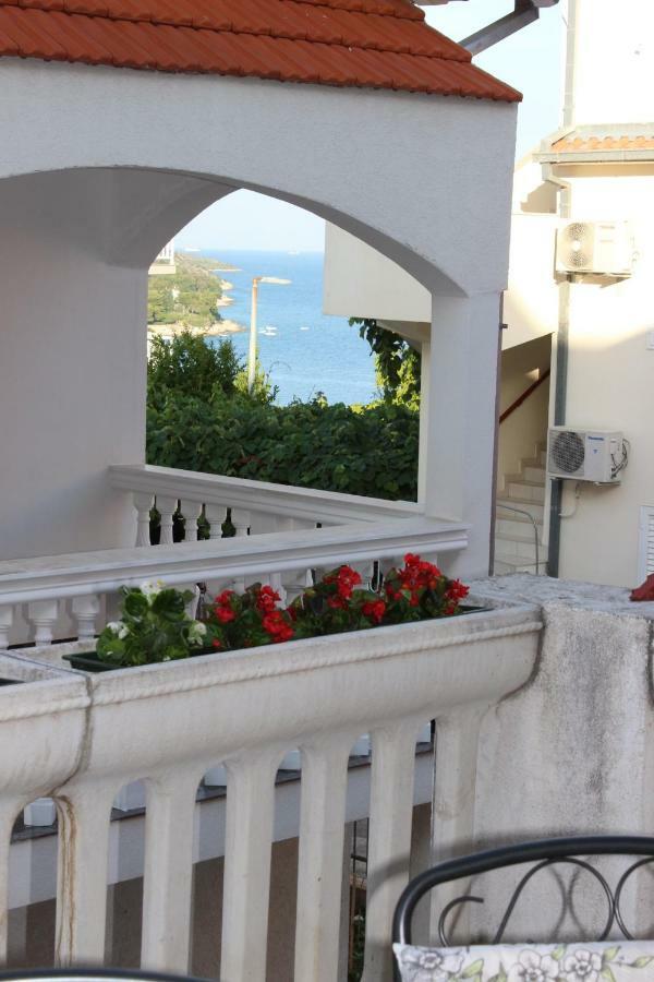 Apartment Lucky With Jacuzzi Trogir Exterior photo