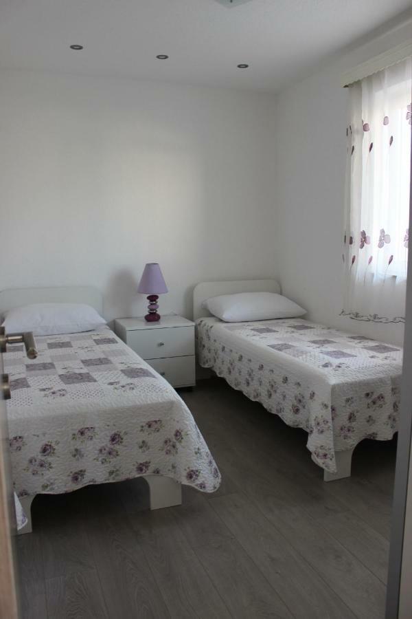 Apartment Lucky With Jacuzzi Trogir Exterior photo