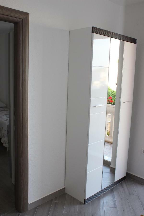 Apartment Lucky With Jacuzzi Trogir Exterior photo