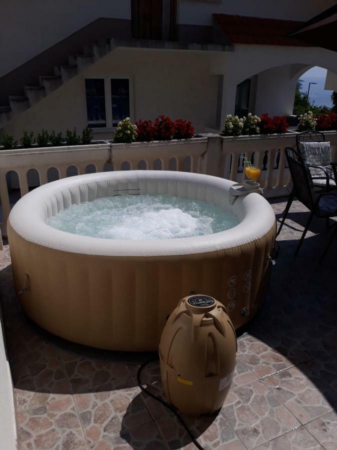 Apartment Lucky With Jacuzzi Trogir Exterior photo